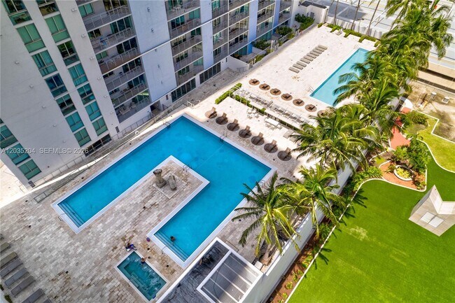 Foto del edificio - 335 S Biscayne Blvd