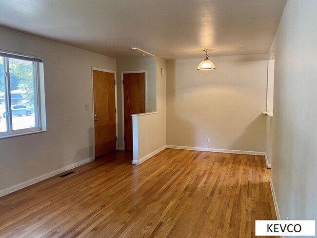 Foto del edificio - Great Three Bedroom, Close to Everything!