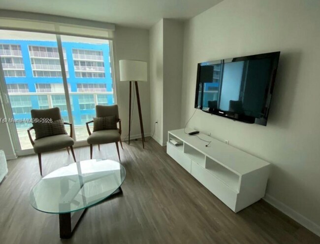 Foto del edificio - Furnished 1BR Condo with Stunning Bay View...