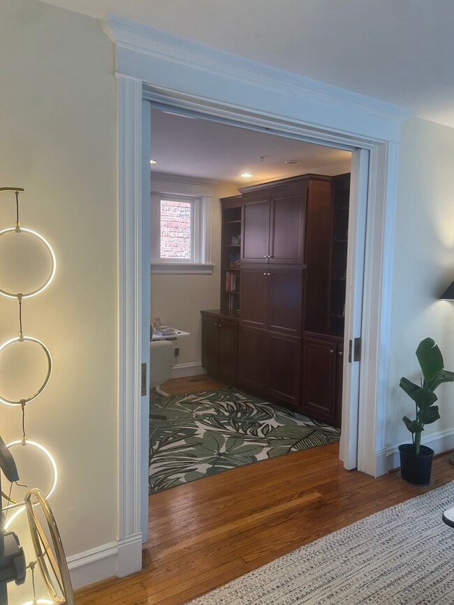 Building Photo - 3005 Monument Ave