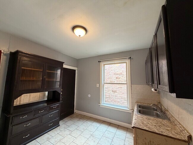 Foto del edificio - 3422 W Armitage Ave
