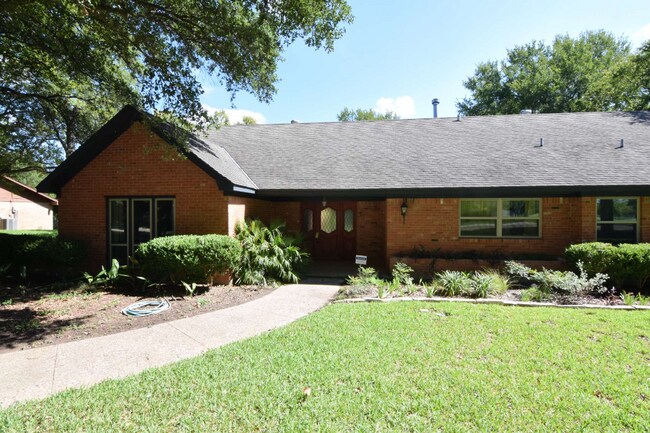 Building Photo - 4104 Briar Cliff Rd