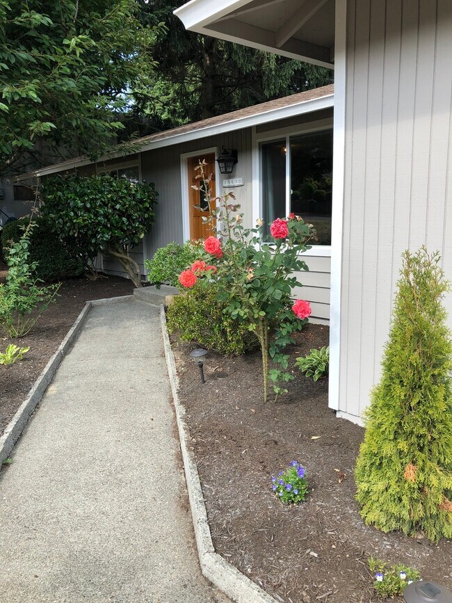 Foto del edificio - Stylish Kirkland Rambler with Fenced Yard ...