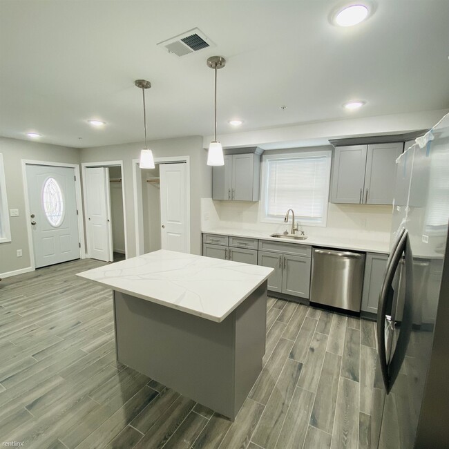 Building Photo - 2 br, 1.5 bath Triplex - 510 South 17th St...