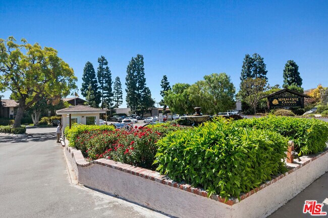 Foto del edificio - 394 Miraleste Dr