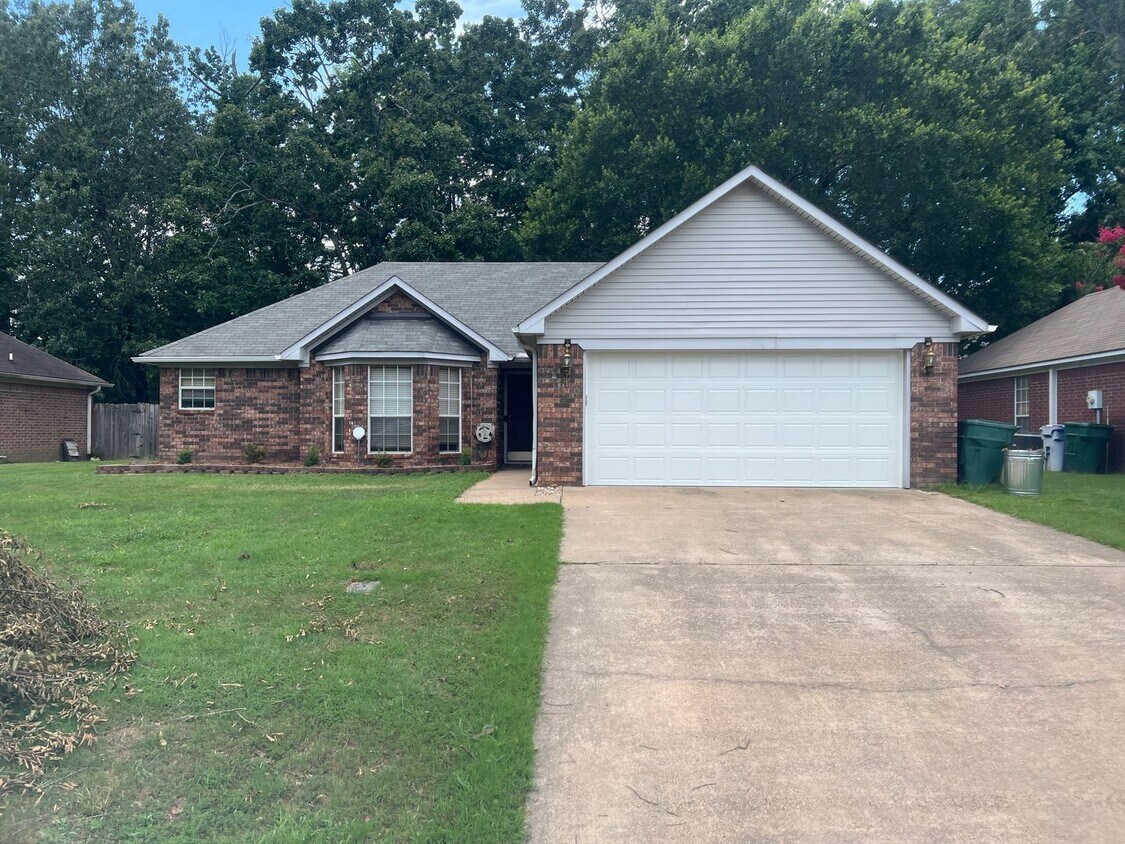 Primary Photo - Charming 3 Bed 2 Bath Home