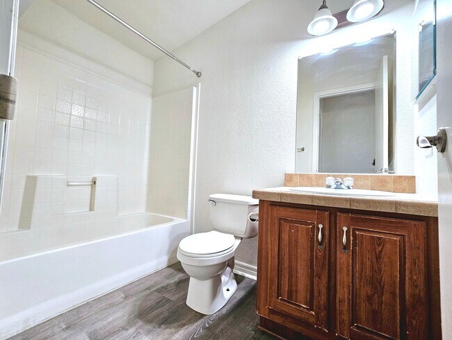 Building Photo - Cozy 3 Bedroom 2 Bathroom Home