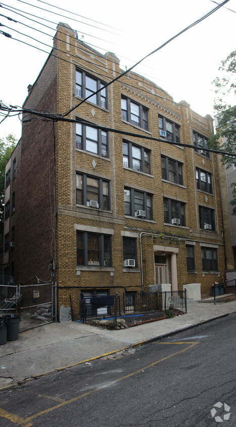Building Photo - 10 Gray Pl