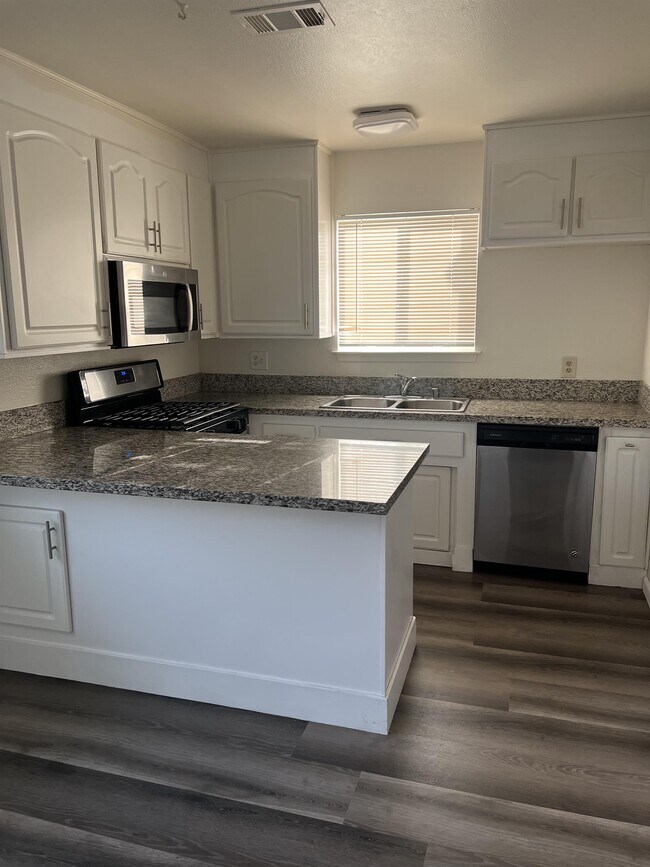 Building Photo - 5950 Hilltop Dr