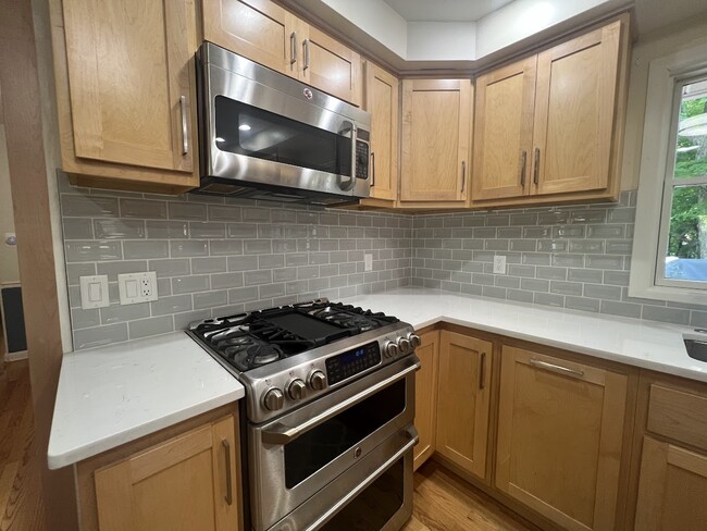 Building Photo - 919 Magdeline Dr