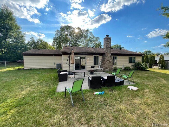 Building Photo - 24248 Creekside Dr