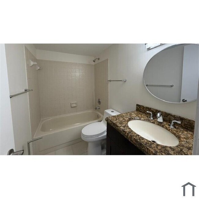 Foto del edificio - 819 Twin Lakes Dr