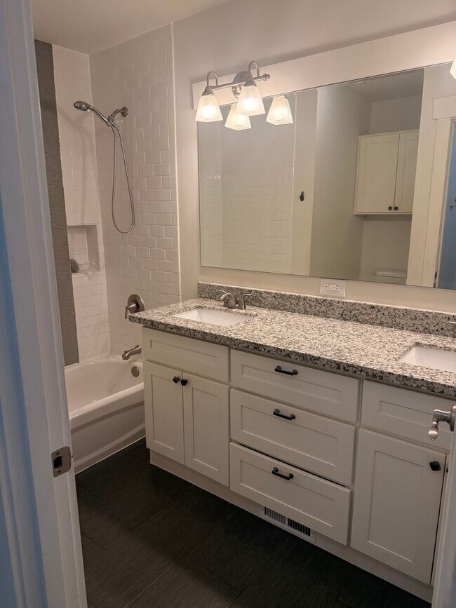 Foto del edificio - Updated 3-Bedroom Home with Fenced Yard – Tacoma