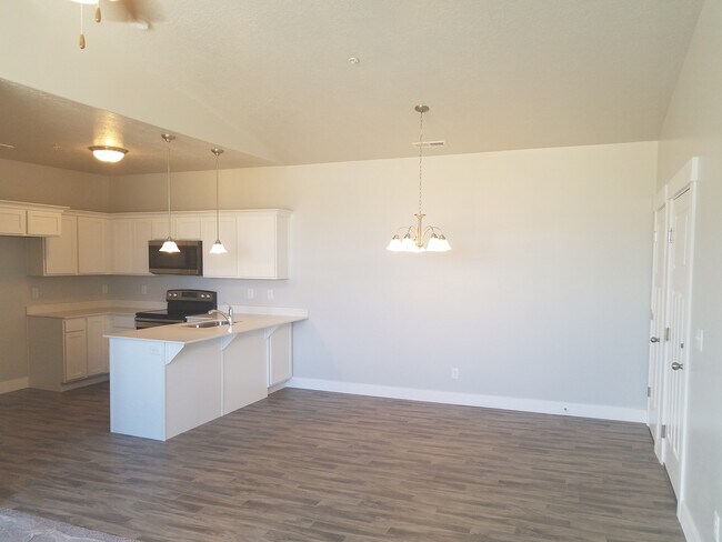 Building Photo - Great Herriman Condo Now Available