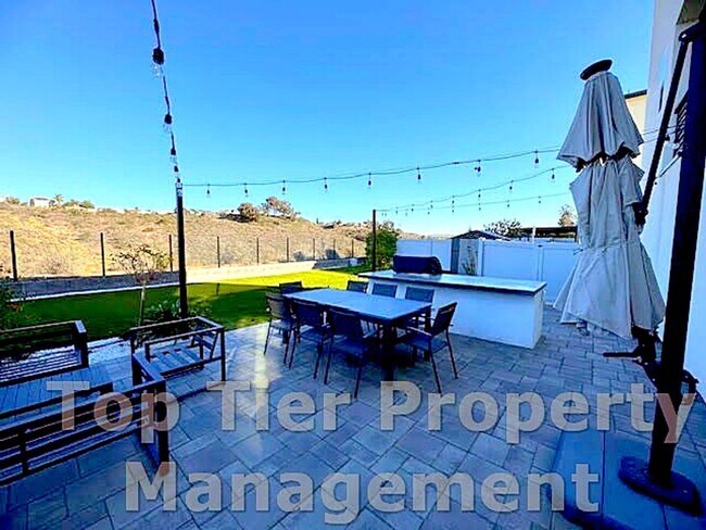 Foto del edificio - Beautiful & Modern 3 bed/ 3.5 bath/ 2,029 Sqft Condo with amazing Views in Carroll Canyon- Availa...