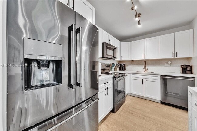 Building Photo - 9225 SW 87th Ave