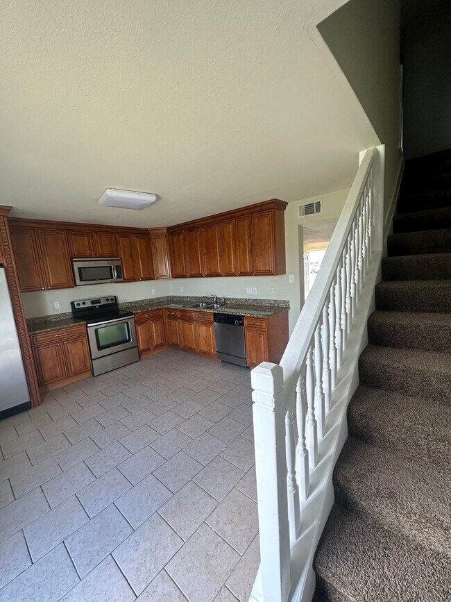 La distribución de la planta baja varía según el apartamento. - 8540 Huntington Park Dr