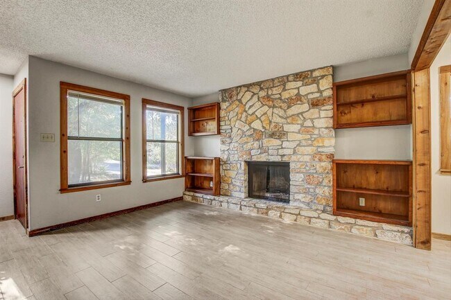 Foto del edificio - 104 Laurelwood Dr N