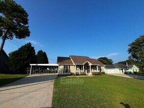 Building Photo - 822 Lee Rd 213