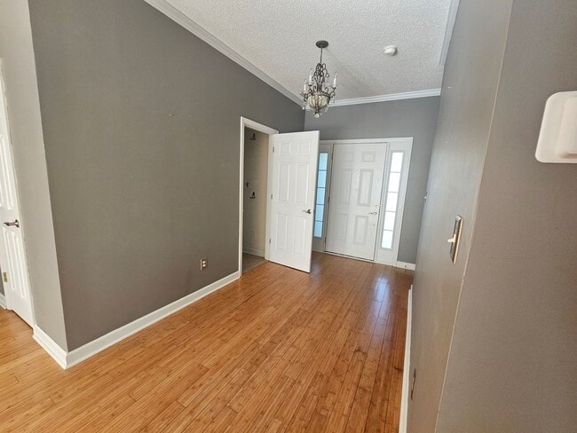 Building Photo - 3 BD / 2 BA Unfurnished