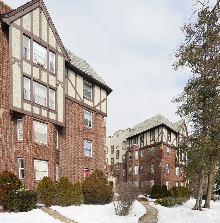 Primary Photo - 200 W Merrick Rd