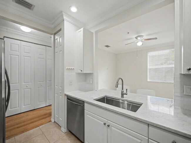 Foto del edificio - 1460 Corbison Point Pl