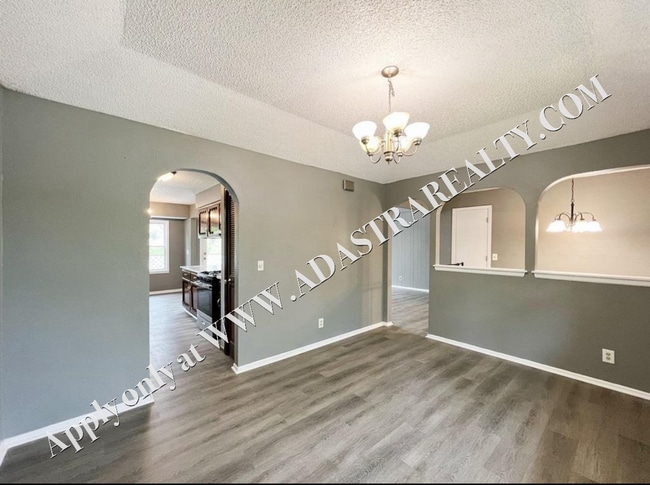 Building Photo - Cozy 4 Bedroom 3 Bath in Olathe-Available ...