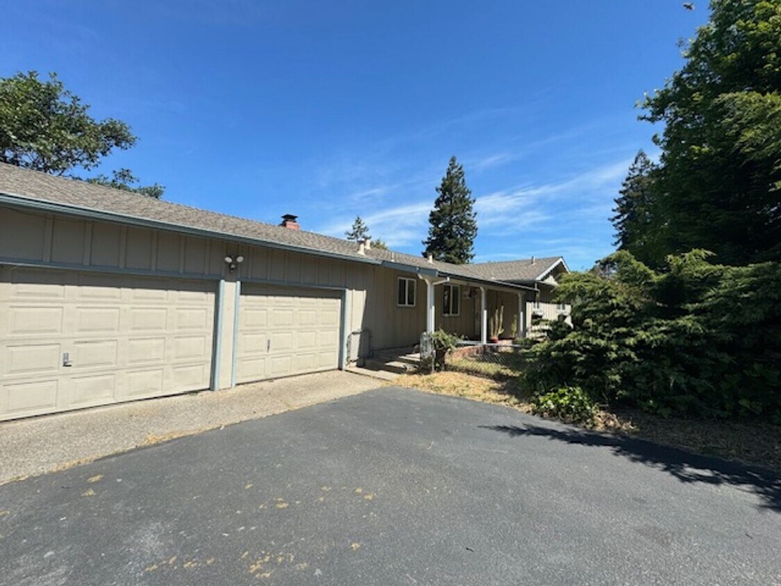 Foto principal - Beautiful 3 Bedroom, 1.5 Bath Home Availab...