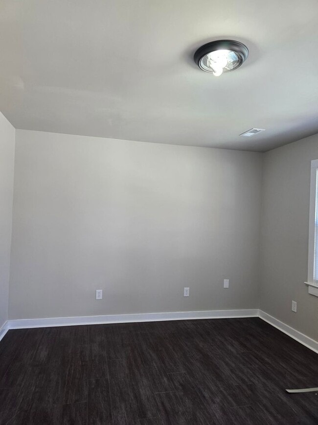 Building Photo - 443 Hilltop Dr