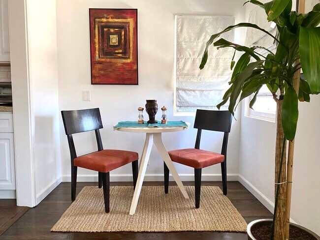 Comedor - 811 E Nutwood St