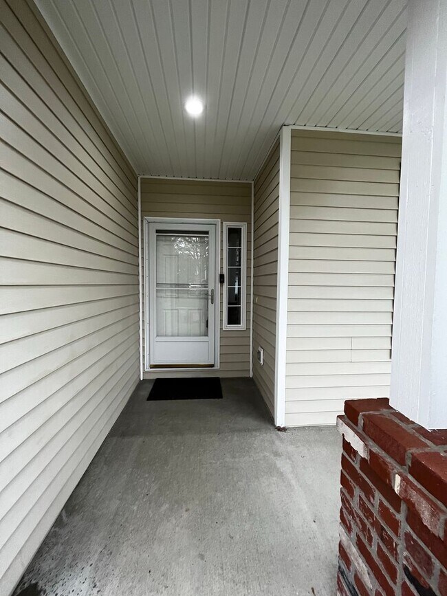 Building Photo - Light and bright home in an excellent loca...