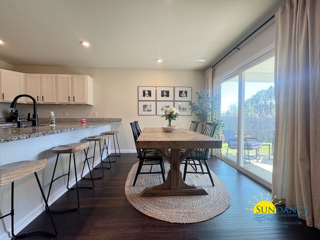 Building Photo - Stunning 4 Bedroom home in the sought-afte...