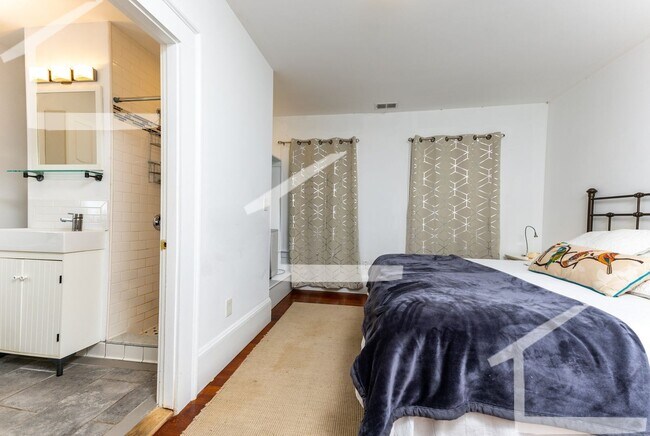 Building Photo - HOT ALLSTON LISTING!!!!
