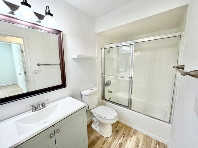 Building Photo - Beautiful 2BD/2BA Condo w/ reserved parkin...