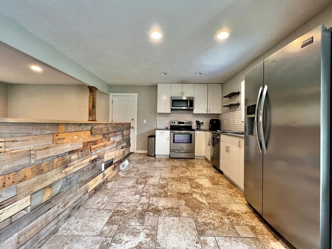 Foto del edificio - Beautifully Remodeled 5 Bed 2 Bath House i...