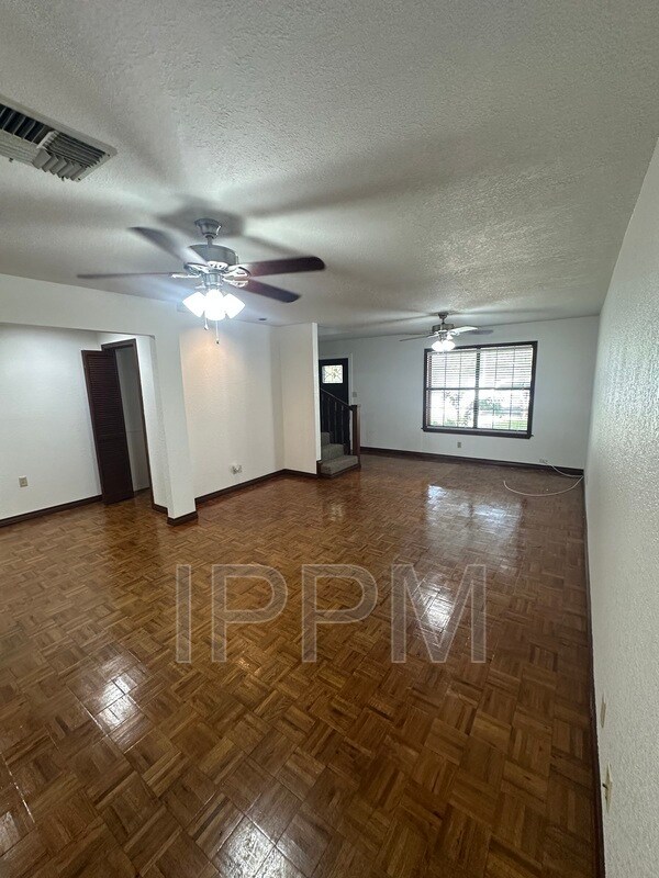 Foto del edificio - 5408 Guava Dr