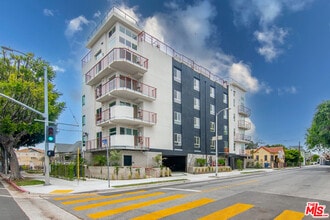 Building Photo - 321 S Fickett St