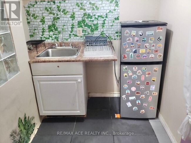 Building Photo - 7098 Goreway Dr