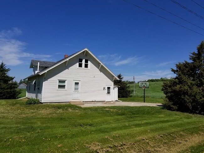 Building Photo - Great 3 bedroom 1.5 bath Home in the count...