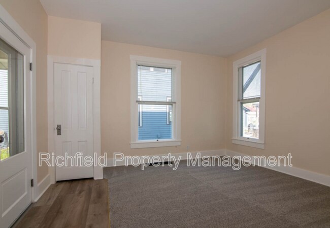 Building Photo - 1562 Clinton St