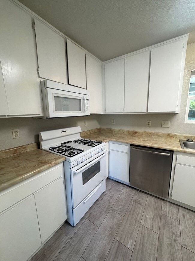 Building Photo - 2023 Heller Ln