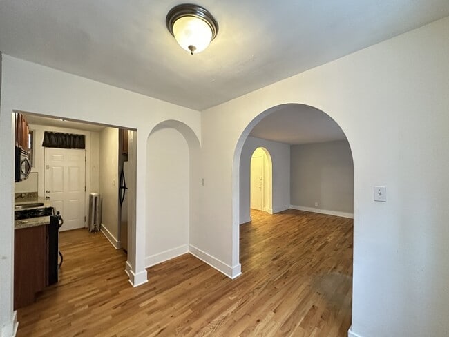 Building Photo - 521 W Surf St