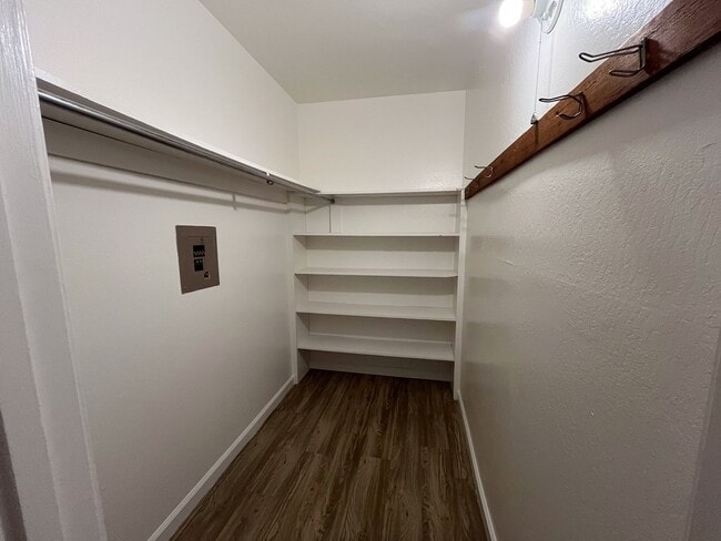Building Photo - Perfect 1 Bed 1 Bath - Covered Parking Included!