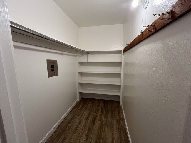 Foto del edificio - Perfect 1 Bed 1 Bath - Covered Parking Included!