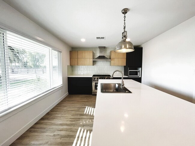 Building Photo - Luxurious Country Living Near the City – 4...