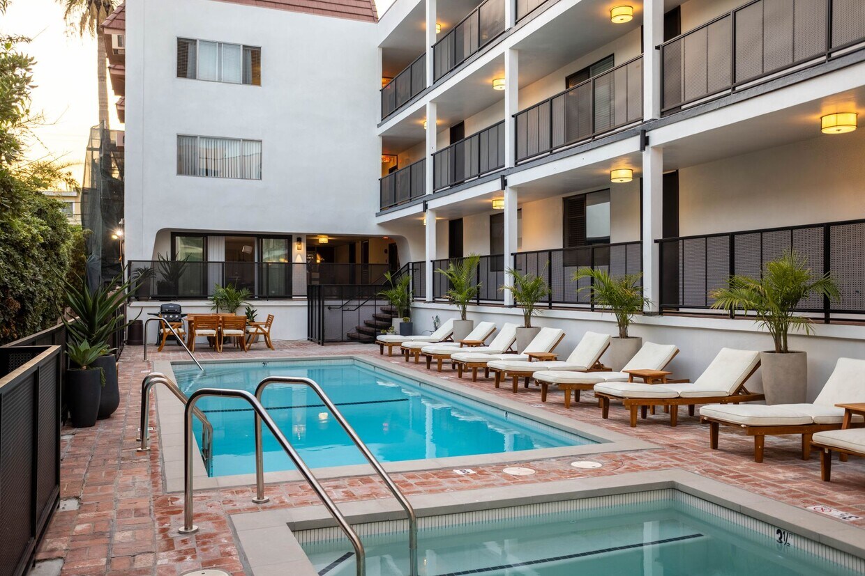 950 Larrabee Apartments in West Hollywood, CA