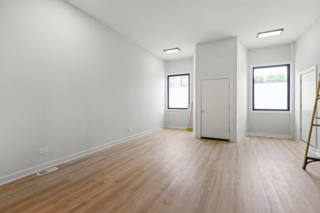 Building Photo - 3123 N California Ave