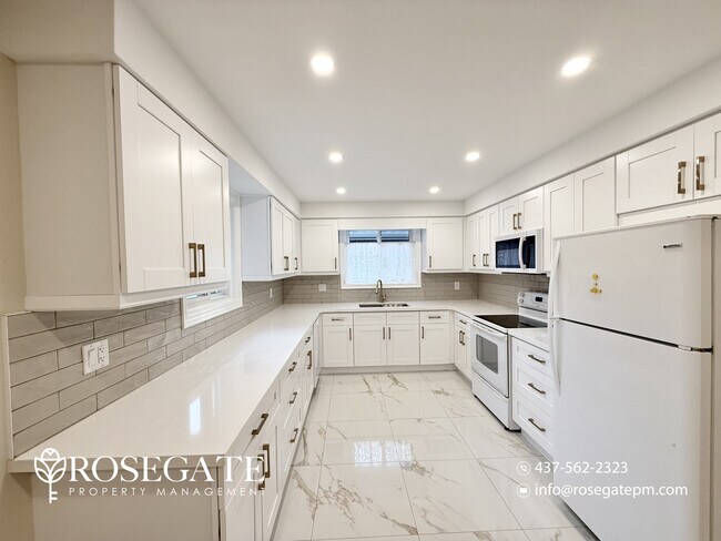 Photo du bâtiment - Charming 3-Bedroom Home with Balcony & Sha...