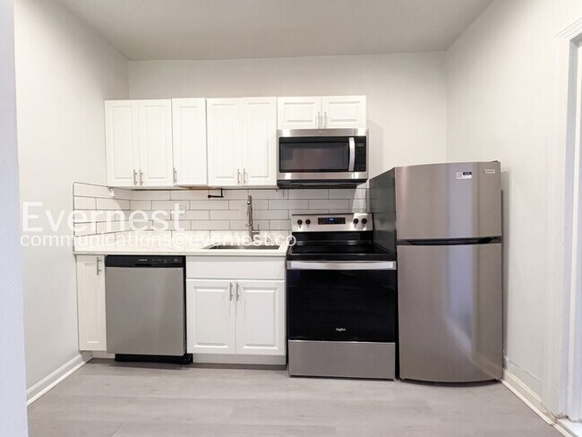 Building Photo - 2-Bed/1-Bath Spacious Condo with Balcony/ Available Soon!