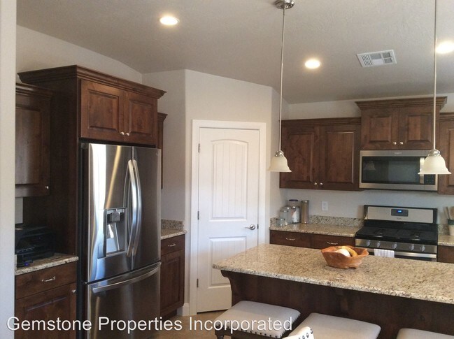 Foto del edificio - 3 br, 2 bath House - 716 North 2875 West